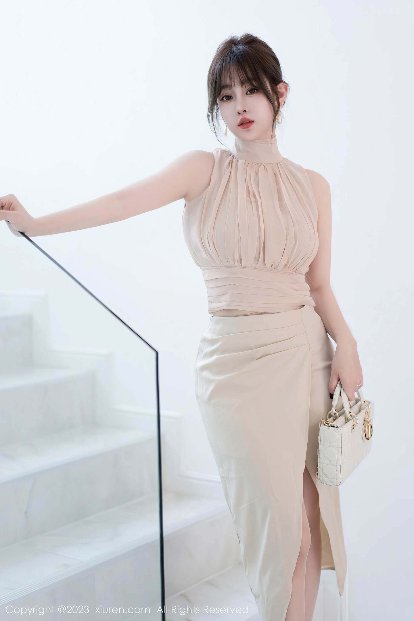 图片[2]-[XiuRen秀人网]2023.05.19 VOL.6768 王雨纯 白色长礼裙与蕾丝内衣加肉丝美腿性感私房写真集-秀人网官方网站